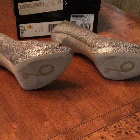 Grey peep toes. Very sexy on foot. More taupe than grey - Picture 3 of 3